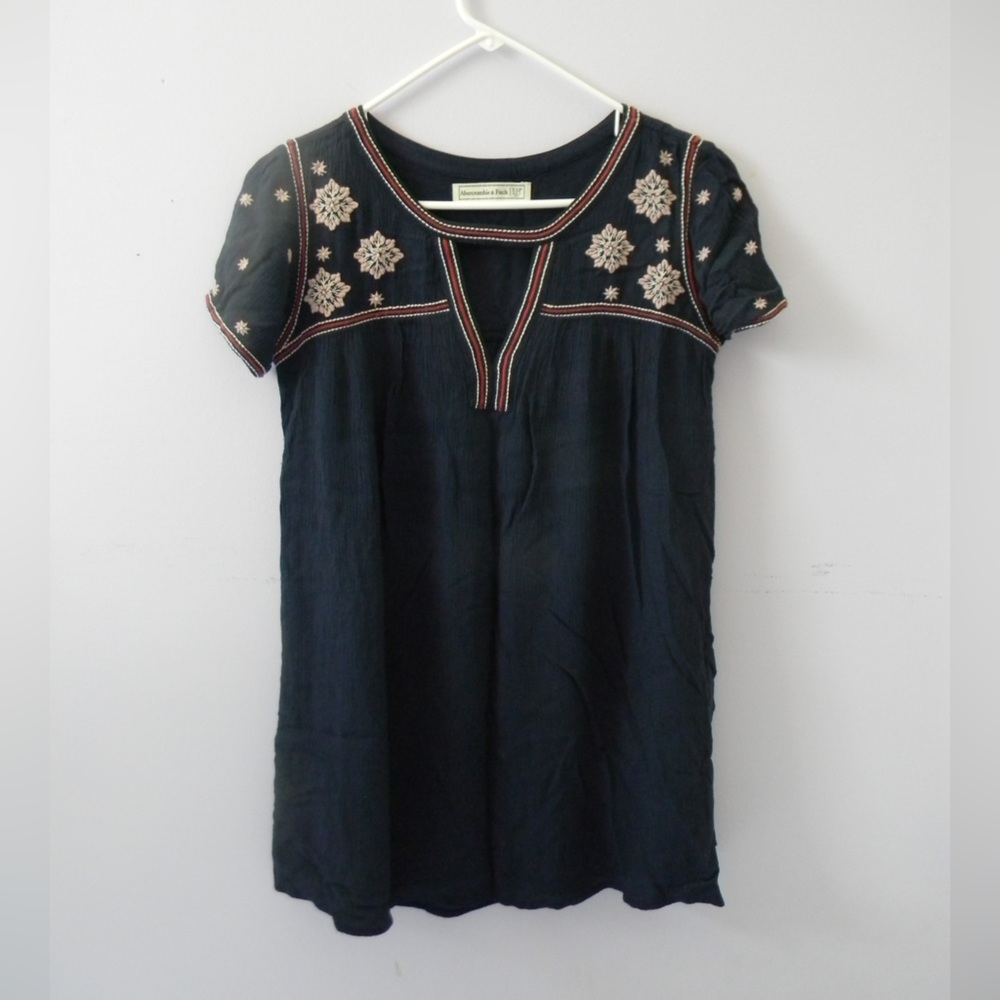 Abercrombie & fitch navy blue tunic with adorable embroidery pattern